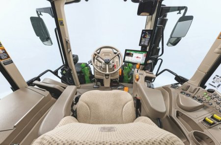 Nový design a ovládací prvky, které nabízí uživateli celá modelová řada, umožní intuitivní a jednoduché ovládání traktoru.